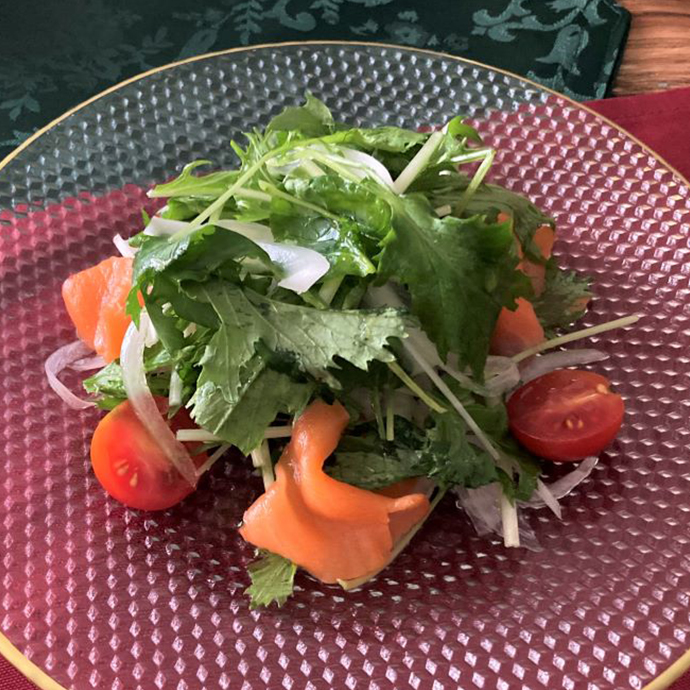 スモークサーモンと葉野菜のサラダ～クレイジーソルトドレッシングで～