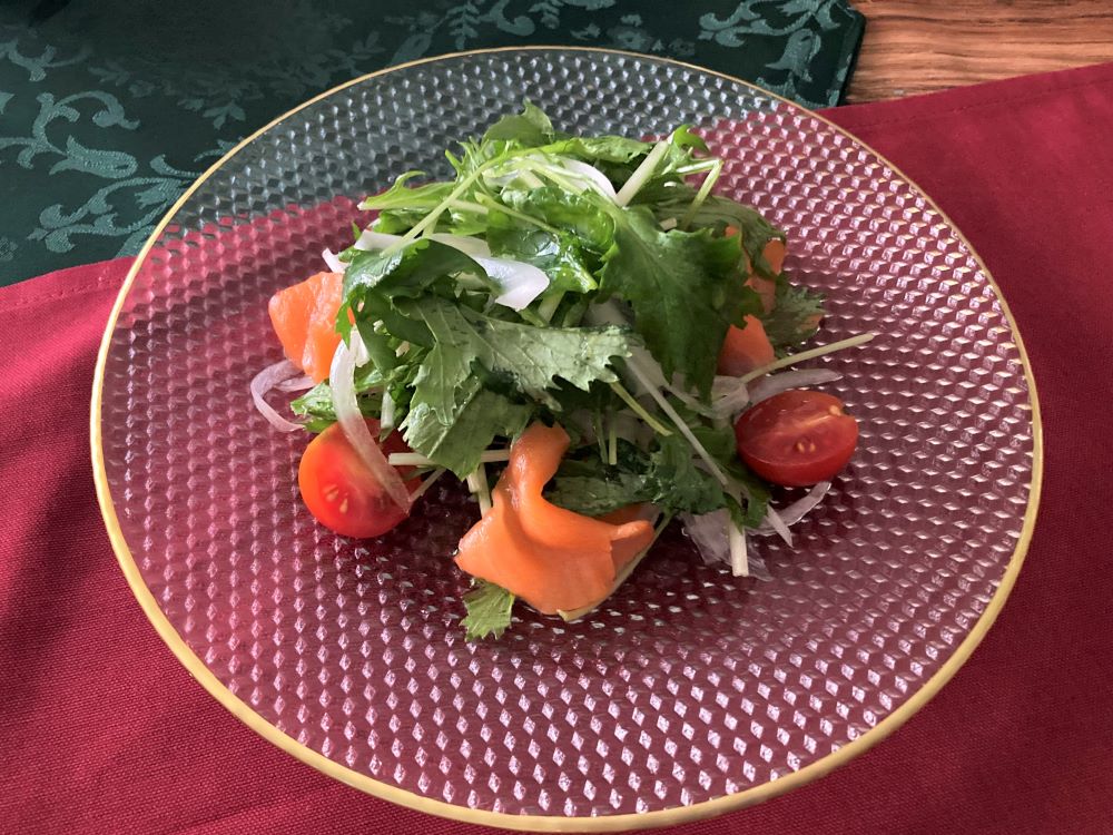 スモークサーモンと葉野菜のサラダ～クレイジーソルトドレッシングで～